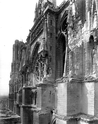 Ruines, extérieur, façade latérale sud en perspective