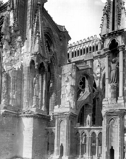 Ruines, extérieur, angle du chevet et du transept