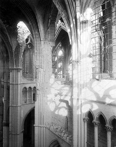 Ruines, intérieur, partie supérieure, vue diagonale du bras du transept