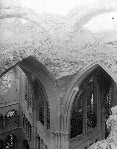 Ruines, intérieur, voûte à la croisée du transept