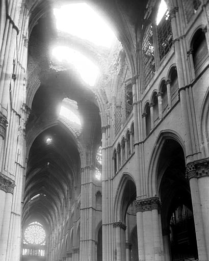 Ruines, intérieur, partie supérieure de la nef, vue du choeur