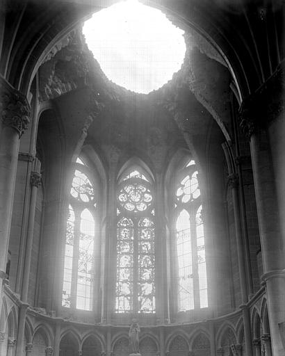 Ruines, intérieur, vitraux de la chapelle de la Vierge