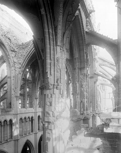 Ruines, intérieur, vue diagonale du choeur, arcs-boutants du chevet