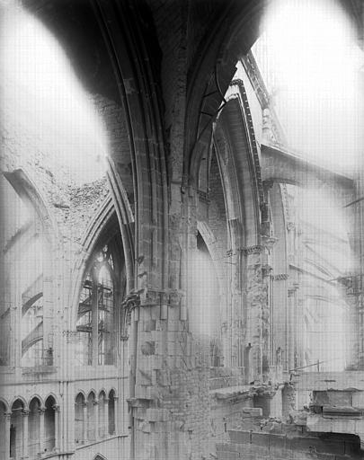 Ruines, intérieur, voûtes, fenêtres hautes du choeur, vue diagonale