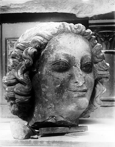 Fragment de sculpture : tête endommagée