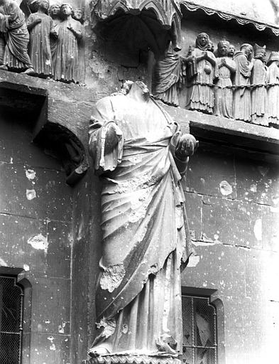 Ruines, grand portail (supposé), statue du trumeau de la porte gauche