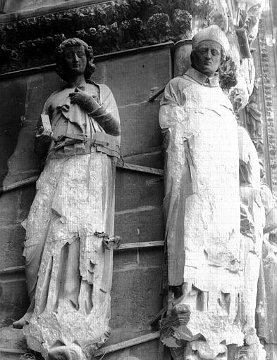 Ruines, grand portail, porte gauche, statues de l'ébrasement