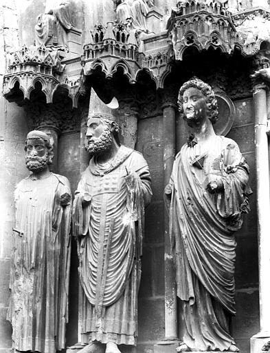 Ruines, portail du transept nord, détail des statues