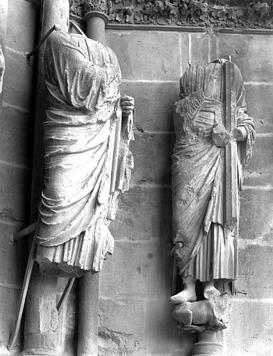 Ruines, grand portail, statues de l'ébrasement de la porte de droite : statues acéphales