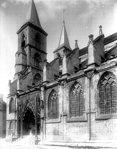 Extérieur, partie de la façade sud, porche, clocher