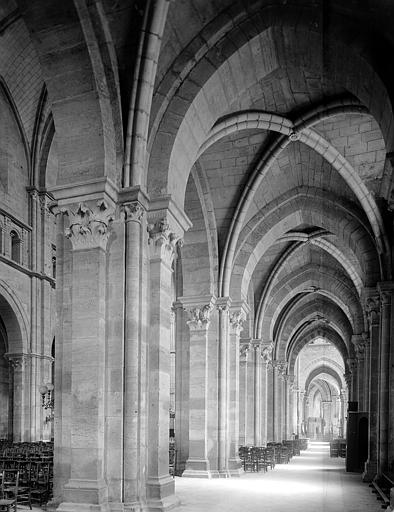 Intérieur, bas-côté sud, vue prise de l'entrée