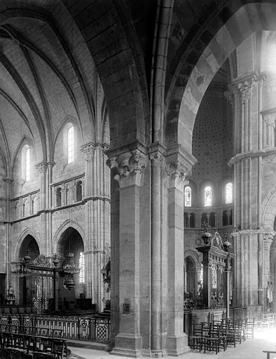 Intérieur, piliers du carré du transept