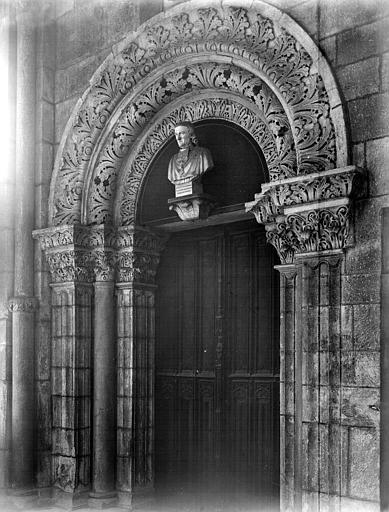 Intérieur, pourtour du choeur, porte romane avec buste du Cardinal de la Luzerne