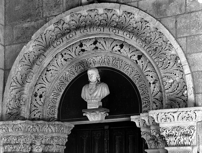 Intérieur, pourtour du choeur, tympan roman avec buste du Cardinal de la Luzerne