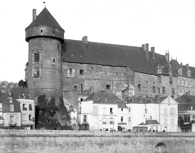 Extérieur, partie de la façade, donjon, maisons au premier plan