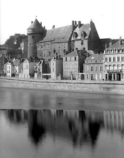 Extérieur, partie de la façade, donjon, quais de la Mayenne au premier plan