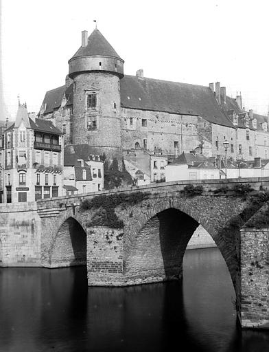 Pont-Vieux au premier plan, donjon et façade du château à l'arrière-plan