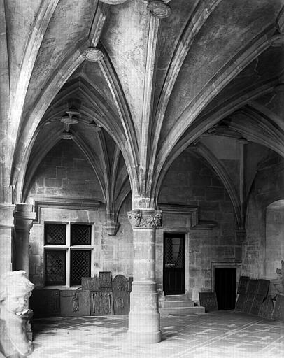 Vestibule : plaques en bas-relief