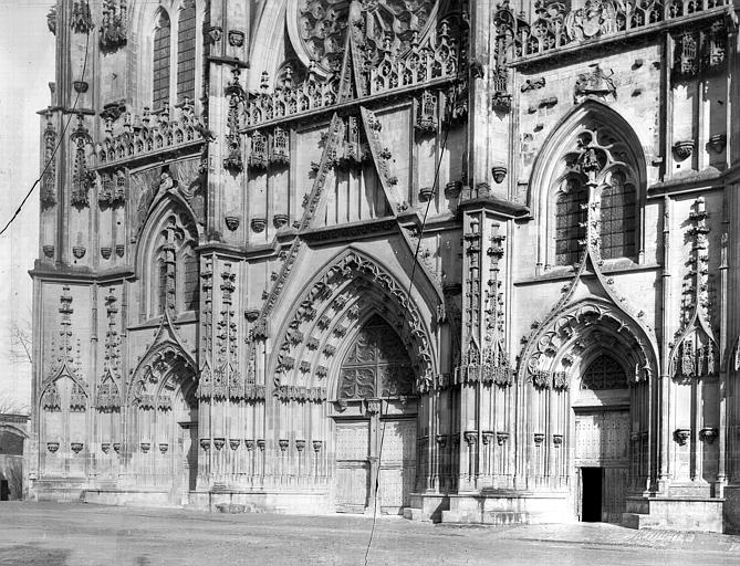 Extérieur, partier basse de la façade, portails