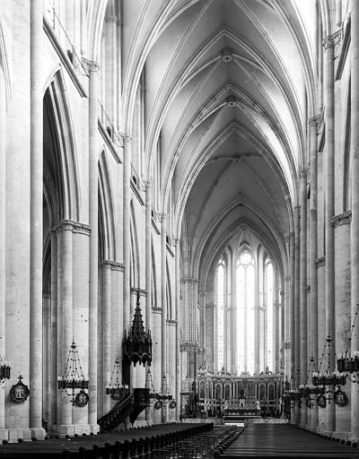 Intérieur, nef vue de l'entrée