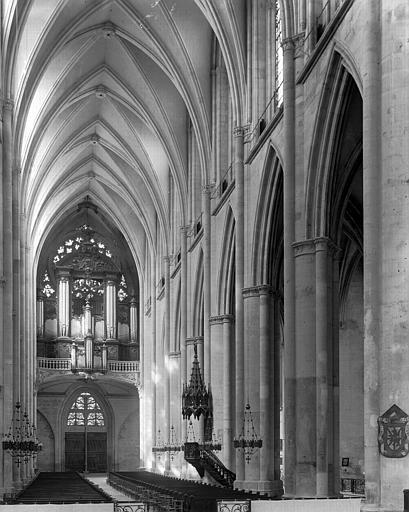 Intérieur, nef vue du choeur