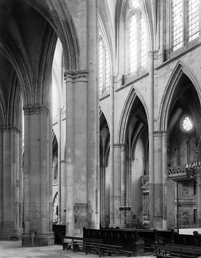 Intérieur, nef vue de la croisée du transept