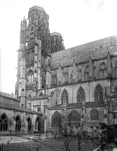 Partie du cloître et tour sud de la cathédrale