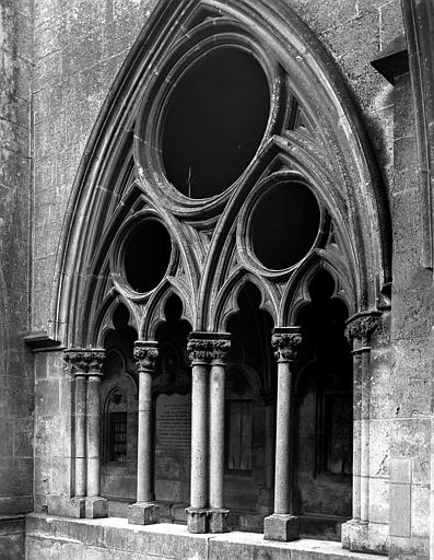 Cloître : fenêtres