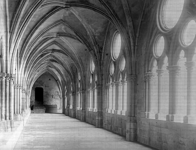 Cloître : intérieur, galerie