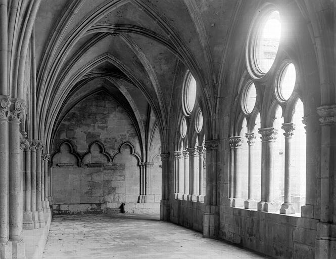 Cloître : intérieur, galerie