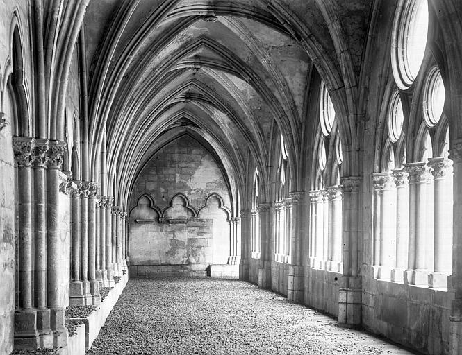 Cloître : intérieur, galerie