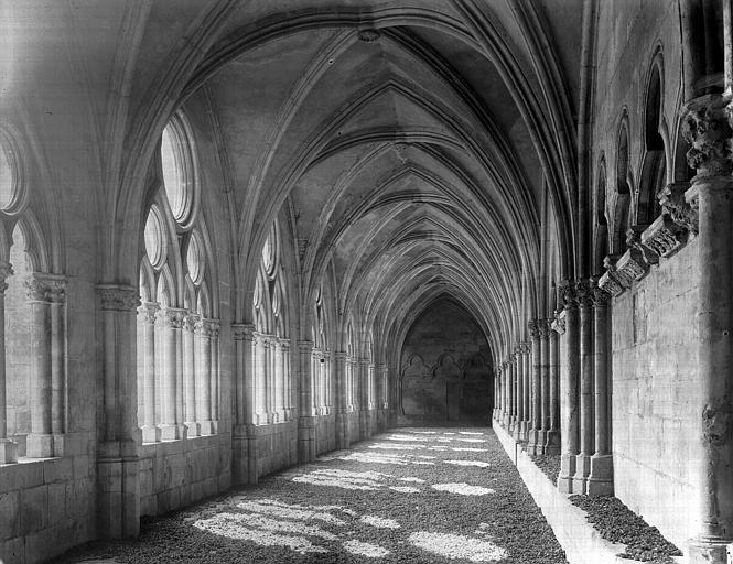 Cloître : intérieur, galerie