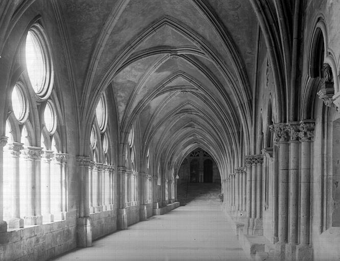 Cloître : intérieur, galerie