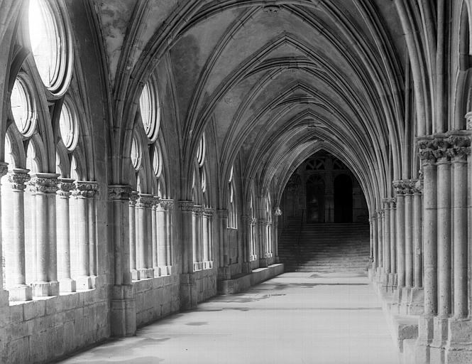 Cloître : intérieur, galerie