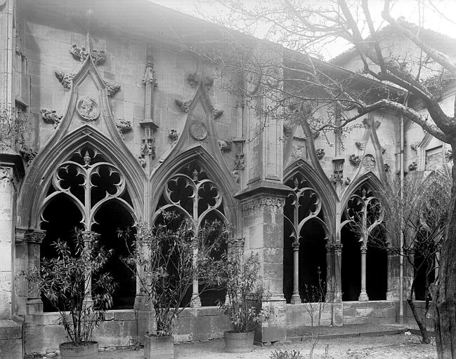 Cloître : extérieur