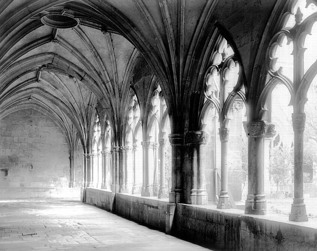 Cloître : intérieur