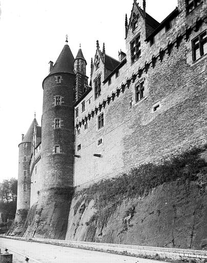 Tours, courtine sur la rivière