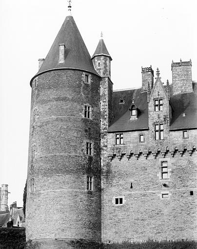 Façade, tour du nord, détail de la courtine