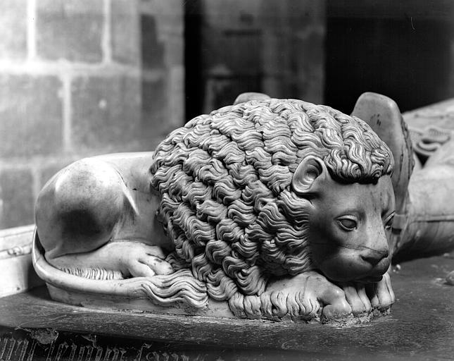 Tombeau d'Olivier de Clisson, connétable de France et de Marguerite de Rohan, sa femme ; détail : lion sculpté au pied du gisant d'Olivier de Clisson