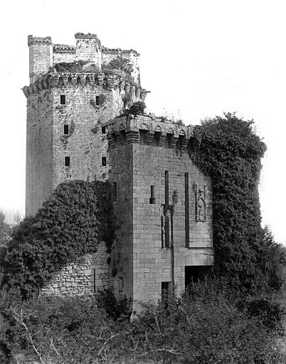 Porte fortifiée, tour sud-est