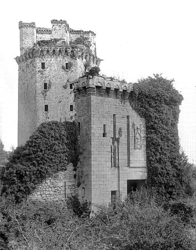 Porte fortifiée, tour sud-est