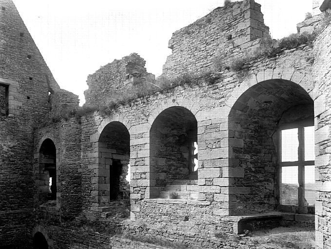 Fenêtres du logis de l'est côté intérieur