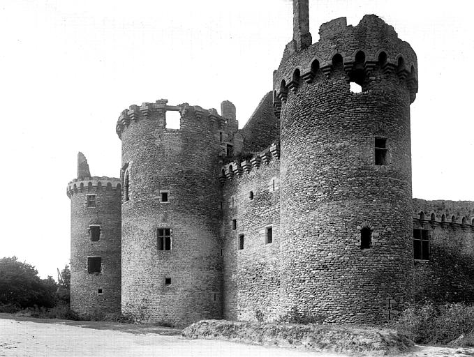 Tour d'angle nord-est