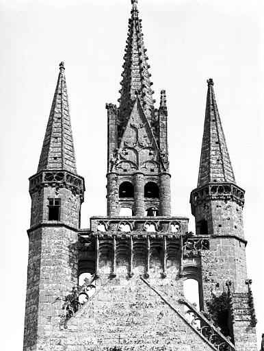 Extérieur, façade ouest, tourelles d'escalier, clocher de la façade