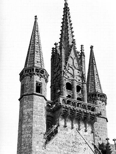 Extérieur, façade ouest, tourelles d'escalier, clocher de la façade