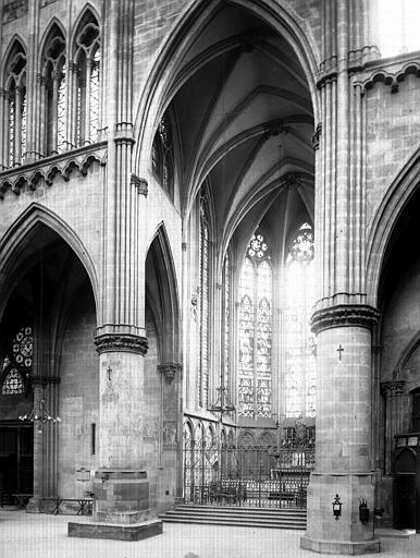 Intérieur, chapelle dans la nef