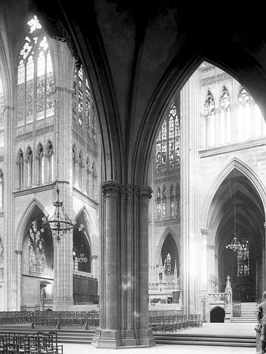 Intérieur, croisée du transept, choeur