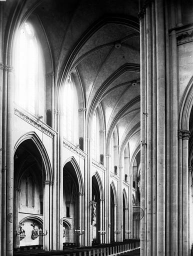 Intérieur, nef vue du choeur