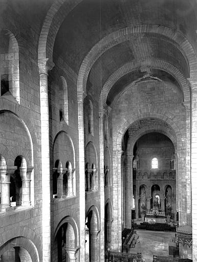 Intérieur, choeur et nef vus des tribunes