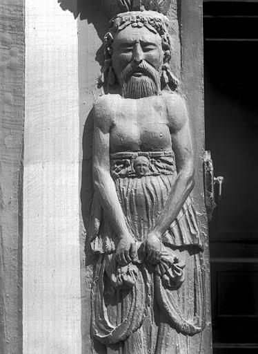 Entourage de porte, détail d'une cariatide : homme barbu